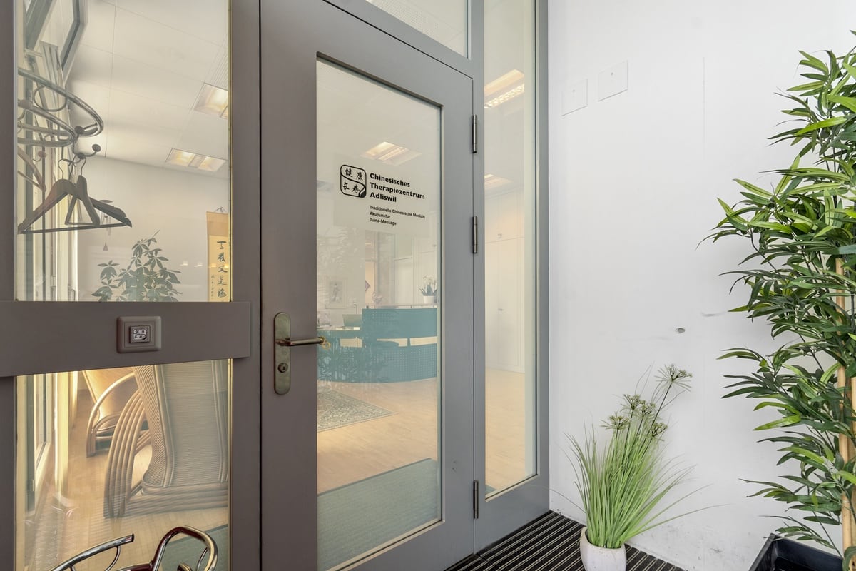 Glastür mit dem Schild «Chinesisches Therapiezentrum Adliswil»